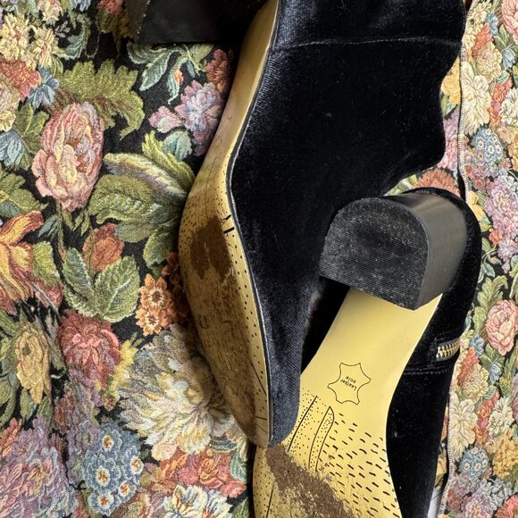 Bella Vita Black velveteen booties stacked heel size 8 M - Picture 4 of 5